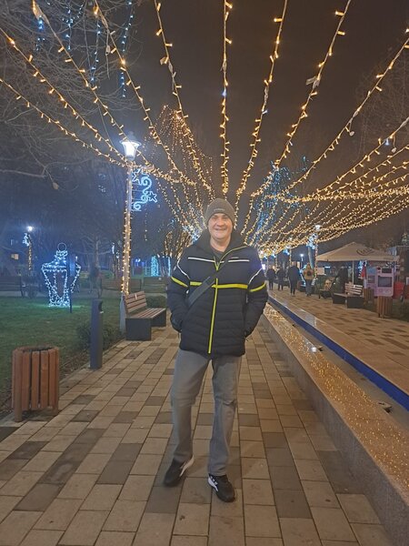 Barbat singur, divortat, 48 de ani, 1,96 m, 90 kg,